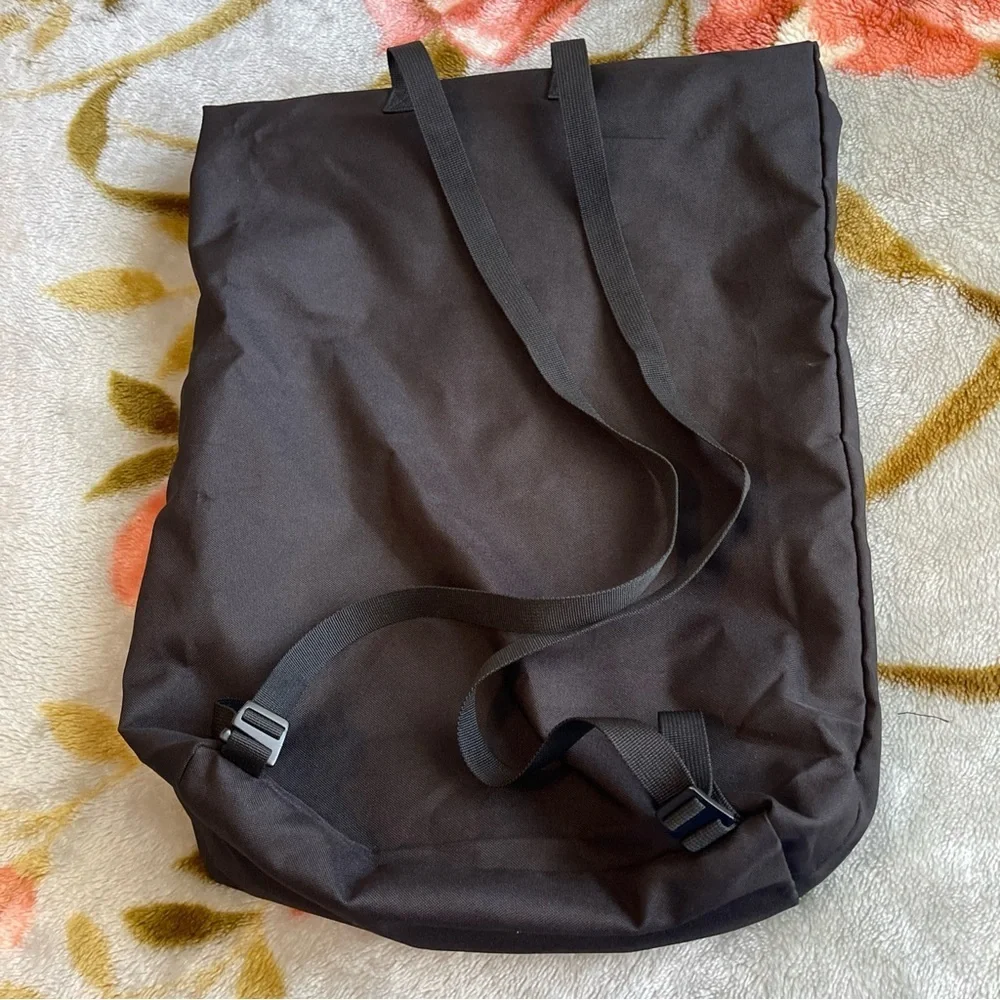 On Running Charcoal Roll-Top Backpack dark black